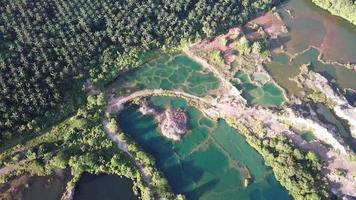 vista aérea de la colina de la rana con un hermoso lago verde video