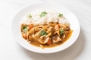 arroz al curry japonés con rodajas de cerdo, zanahoria y cebolla foto