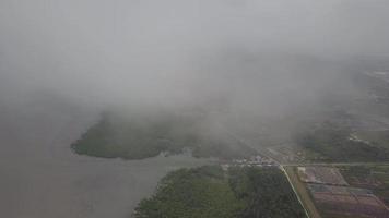 vista aerea nuvola bianca sopra l'albero di mangrovie e il villaggio di pescatori malesi. video