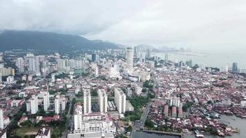 Flygfoto komtar byggnad med penang georgetown city. video