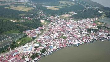 vila de pescadores de vista aérea em sungai udang, malásia. video