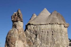 formaciones rocosas en el valle de los monjes pasabag, capadocia, nevsehir, turquía foto