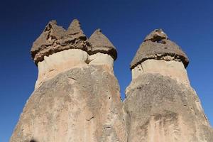 formaciones rocosas en el valle de los monjes pasabag, capadocia, nevsehir, turquía foto