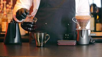 café alternativo pronto. o barista serve um café perfumado alternativo em uma xícara. fazendo café em um restaurante.