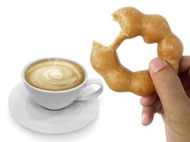 donut en la mano del hombre y café caliente aislado sobre fondo blanco. foto