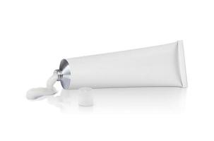 tubo blanco con ungüento aislado en un fondo blanco foto