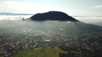 panorâmica aérea cidade de berapit sobre o nevoeiro fino na malásia, sudeste da ásia. video