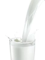 verter dos vasos de leche creando salpicaduras, aislado en un fondo blanco foto