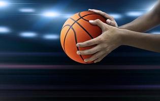 pelota de baloncesto en la mano del hombre en competencia foto