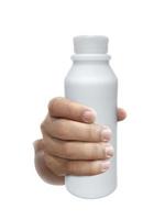 mano que sostiene la botella de leche sobre fondo blanco foto