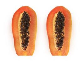 la mitad de la papaya madura con semillas aisladas en fondo blanco foto