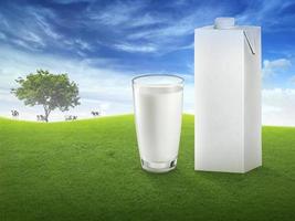 leche fresca en vaso y paisaje borroso con vaca en el prado. alimentación saludable. estilo rústico espacio para el diseño foto