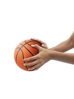 mano y baloncesto aislado sobre fondo blanco. foto