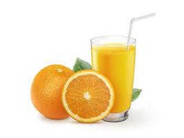 vaso de jugo de naranja con pulpa y frutas en rodajas aislar sobre fondo blanco foto