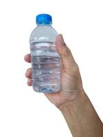 hombre sujetando con una botella de agua aislado sobre fondo blanco. foto