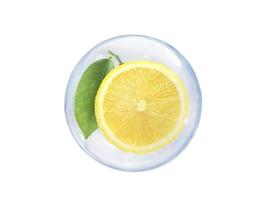 Rodaja de limones frescos, en burbuja aislado sobre fondo blanco. foto