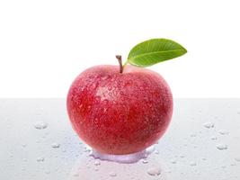 manzana fresca sobre la mesa con gotas de agua foto