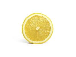 Rodaja de limones aislado sobre fondo blanco. foto