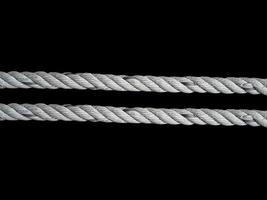 viejas cuerdas sobre un fondo negro foto