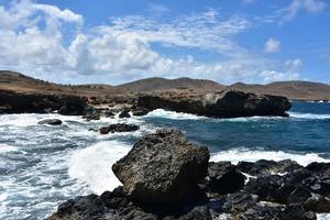 impresionantes vistas de la playa de piedra negra de aruba foto