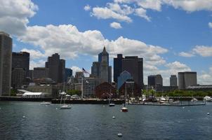 barcos amarrados en el puerto de boston en un día de verano foto