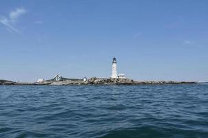 vistas costeras de boston light en el puerto foto