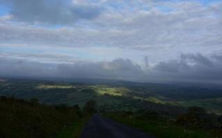 nubes oscuras que cubren un valle en inglaterra foto