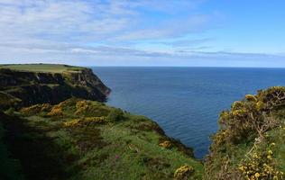 acantilados marinos y costa costera en st bees inglaterra foto