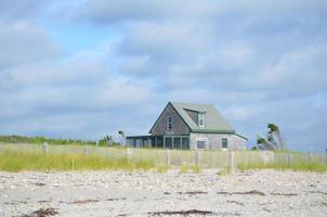 casa de verano solitaria en la playa de duxbury foto