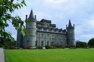 hermosa vista del castillo de inveraray en argyll foto