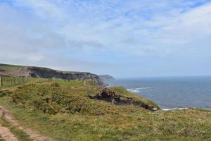 vistas panorámicas de la bahía de robin hood a lo largo del acantilado foto