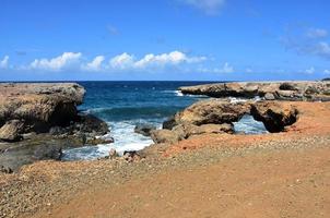 formación de puentes naturales en la playa de piedra negra foto