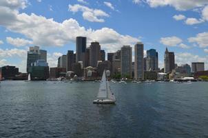 navegando en un día de verano en el puerto de boston foto