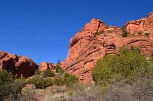 preciosas formaciones de roca roja bajo un cielo azul foto