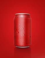 latas de aluminio rojo con gotas de agua sobre un fondo rojo foto