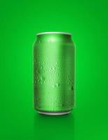 latas de aluminio verde con gotas de agua sobre un fondo verde foto