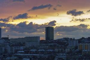 un paisaje urbano al amanecer. vladivostok, rusia foto