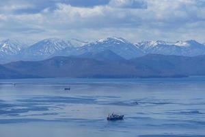 paisaje marino con vistas a la bahía de avacha. kamchatka foto