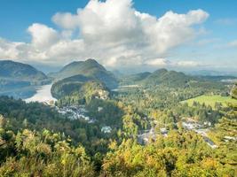 castillo de hohenschwangau con el lago alpsee foto