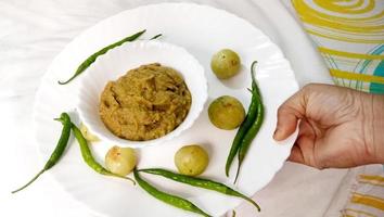 amla chutney tiene un equilibrio igual de dulce y picante que puede ir bien como guarnición para rotis o parathas. foto