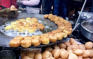 chuletas de patata frita aloo tikki, famosa comida callejera india. foto