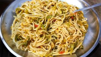 los fideos schezwan o los fideos vegetales hakka o chow mein son recetas populares de indochina, que se sirven en un tazón o plato foto