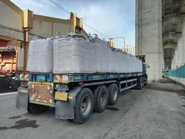 bolsa jumbo de la pila de existencias de urea de fertilizante químico en un almacén a la espera del envío. foto