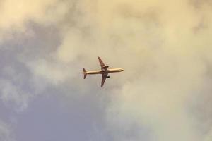 imagen de cielo azul y avión foto