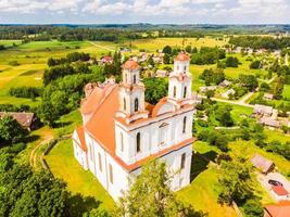 kurtuvenai, lituania, 2021 - vista aérea st. la iglesia de jacob el apóstol en la ciudad de kurtuvenai, con fondo panorámico del campo de lituania foto