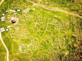 vista aérea de arriba hacia abajo ani ruinas sitio arqueológico con iglesia en turquía, kars. sitio arqueológico de la ciudad armenia medieval foto