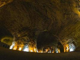 grupo de mujeres musulmanas a pie turístico en el túnel de la mina de sal de tuzluca. famoso destino turístico en el este de anatolia, turquía foto