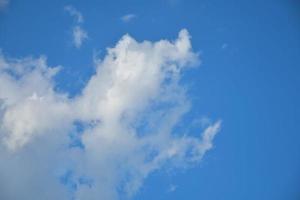 nubes blancas cielo azul. lapso de tiempo de tiempo nublado. belleza del color y la luz en verano. fondo de naturaleza abstracta paisaje de nubes esponjoso e hinchado en el aire. Alto cúmulo soleado relajante en 3D Render foto