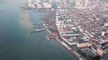 terminal de balsa de vista aérea na ilha de penang. video