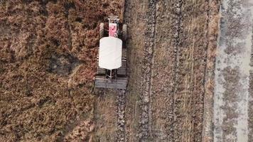 traktor, der vor dem anbau in malaysia im reisfeld pflügt. video